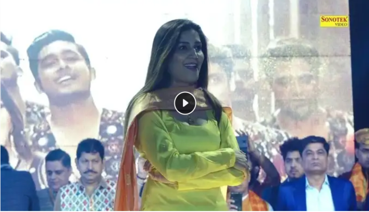 Sapna Dance Video: महफिल में ठुमके लगाते हुए अचानक ठहर गईं सपना चौधरी, दर्शकों की दीवानगी देख होठों पर छा गई मुस्‍कान, देखें वीडियो