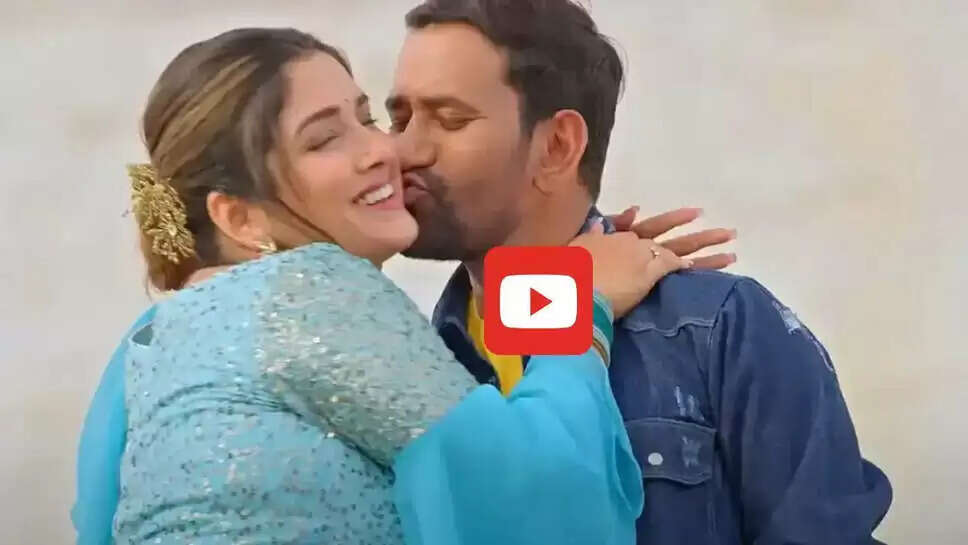‘निरहुआ हिंदुस्तानी’ का गाना ‘ओठलिया चीखे द’ फिर चर्चा में है. ये गाना एक बार फिर दर्शकों को दीवाना बना रहा है. ये गाना फिल्म ‘निरहुआ हिंदुस्तानी’ का है, लोगों को काफी पसंद आ रहा है.
