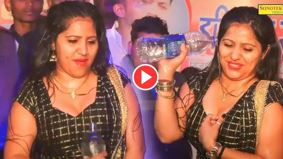 Haryanvi Dance : कुर्ते में पानी डाल रचना तिवारी ने घुमाई गोल गोल कमरिया, जोबन के लटके झटके देख बढ़ गया महफ़िल का पारा 
