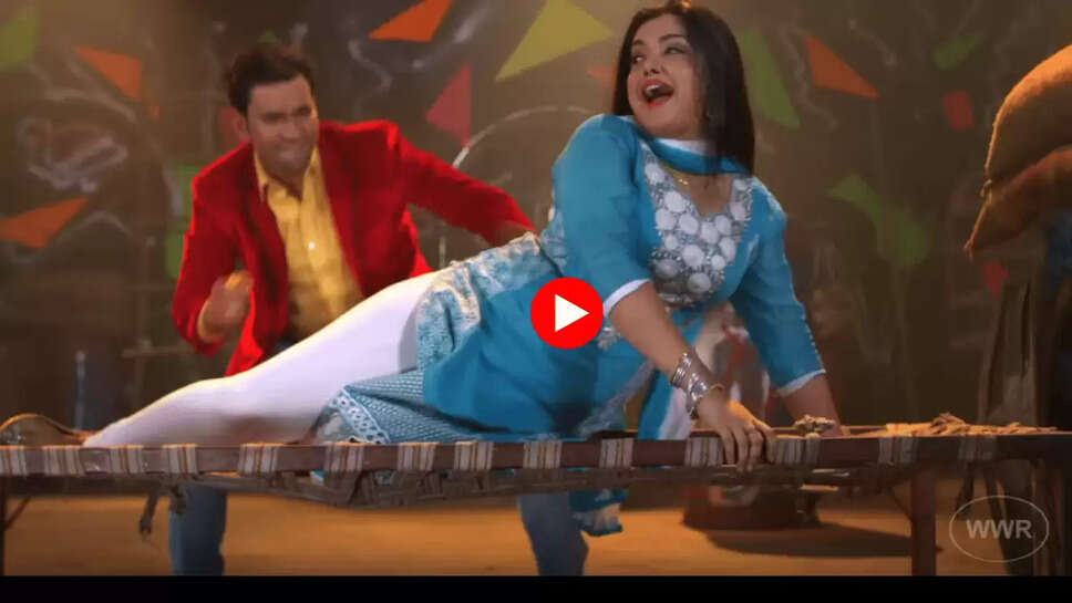 Bhojpuri Song : आम्रपाली दुबे को अकेली देख निरहुआ ने खुले बाड़े में किया रोमांस,  बार बार देखा जा रहा है ये प्यारा वीडियो 